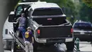 Pihak berwenang bersiap untuk menderek sebuah truk pickup yang dicurigai membawa bahan peledak dari trotoar di depan Perpustakaan Kongres AS, dekat gedung Capitol, Washington, Kamis (19/8/2021). Sumber penegak hukum AS mengatakan keberadaan bahan peledak belum dikonfirmasi. (AP Photo/Carolyn Kaster)