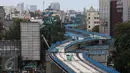 Pemandangan pembangunan jalur layang MRT koridor selatan-utara, Lebak Bulus-Bundaran HI di kawasan Blok M, Jakarta, Selasa (21/3). Pembangunan proyek tersebut sepanjang 10 km dan akan beroperasi Maret 2019. (Liputan6.com/Johan Tallo)
