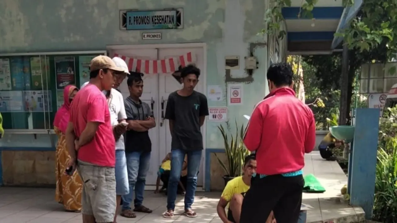 Rombongan pesepeda  yang selamat dalam kecelakaan di jalur erek-erek  Gunung Ijen di puskesmas Licin. (Istimewa)