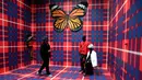 Pengunjung melihat karya seni berjudul 'Kehidupan baru' buatan seniman Inggris Anthea Hamilton saat pratinjau pers menjelang pembukaan pameran International Venice Biennale di Venesia, Italia, Rabu (8/5/2019). Pameran dikuratori Ralph Rugoff dan diorganisir La Biennale di Venezia. (TIZIANA FABI/AFP)