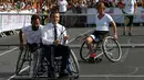 Ekspresi Presiden Prancis Emmanuel Macron saat bermain tenis di atas kursi roda di Paris, Prancis (24/6). Emmanuel Macron menunjukkan aksinya bersama para atlet Paralimpiade. (AFP Photo/Alain Jocard)