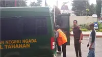 Mantan Bendahara pada Dinas Kesehatan Kabupaten Nagekeo saat ditahan jaksa (Liputan6.com/Ola Keda)