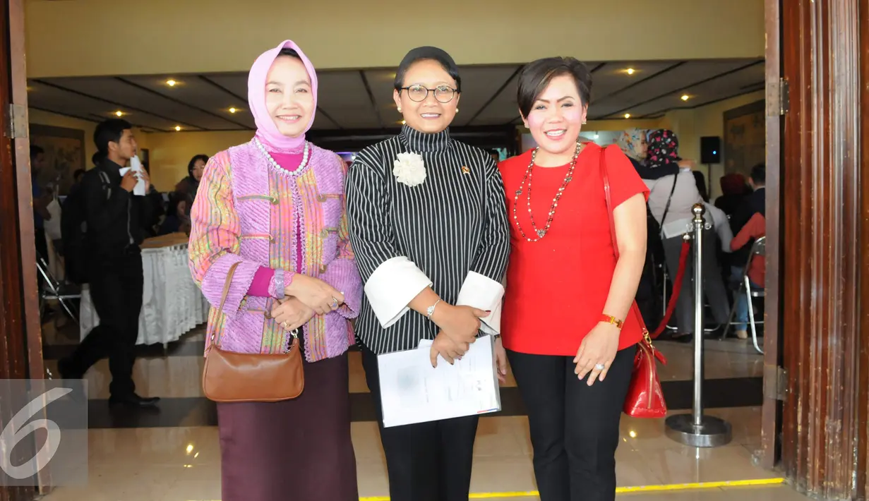 Menlu Retno Marsudi berfoto bersama Direktur Program SCM Harsiwi Acmad seusai menjadi pembicara di Emtek Goes to Campus (EGTC) 2016 di Universitas Gadja Mada, Yogyakarta, Rabu (02/11). (Liputan6.com/Helmi Affandi)