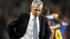 Atletico de Madrid's coach Javier Aguirre watches his team get beaten by Barcelona during their Spanish League football match at the Camp Nou stadium in Barcelona on October 4, 2008. AFP PHOTO / LLUIS GENE