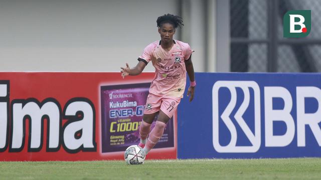 Foto: Sayap Kanan Madura United, Ronaldo Kwateh Pecahkan Rekor Pemain Termuda di BRI Liga 1 2021 / 2022