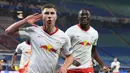 Bek RB Leipzig, Willi Orban (kiri), melakukan selebrasi usai mencetak gol yang akhirnya dianulir karena offside dalam laga lanjutan Liga Champions 2020/21 Grup H melawan Manchester United di RB Arena, Leipzig, Selasa (8/12/2020). RB Leipzig menang 3-2. (AFP/Annegret Hilse/Pool)