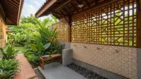 11 Desain Tempat Wudhu Rumah dengan Dinding Roster, Adem dan Estetik