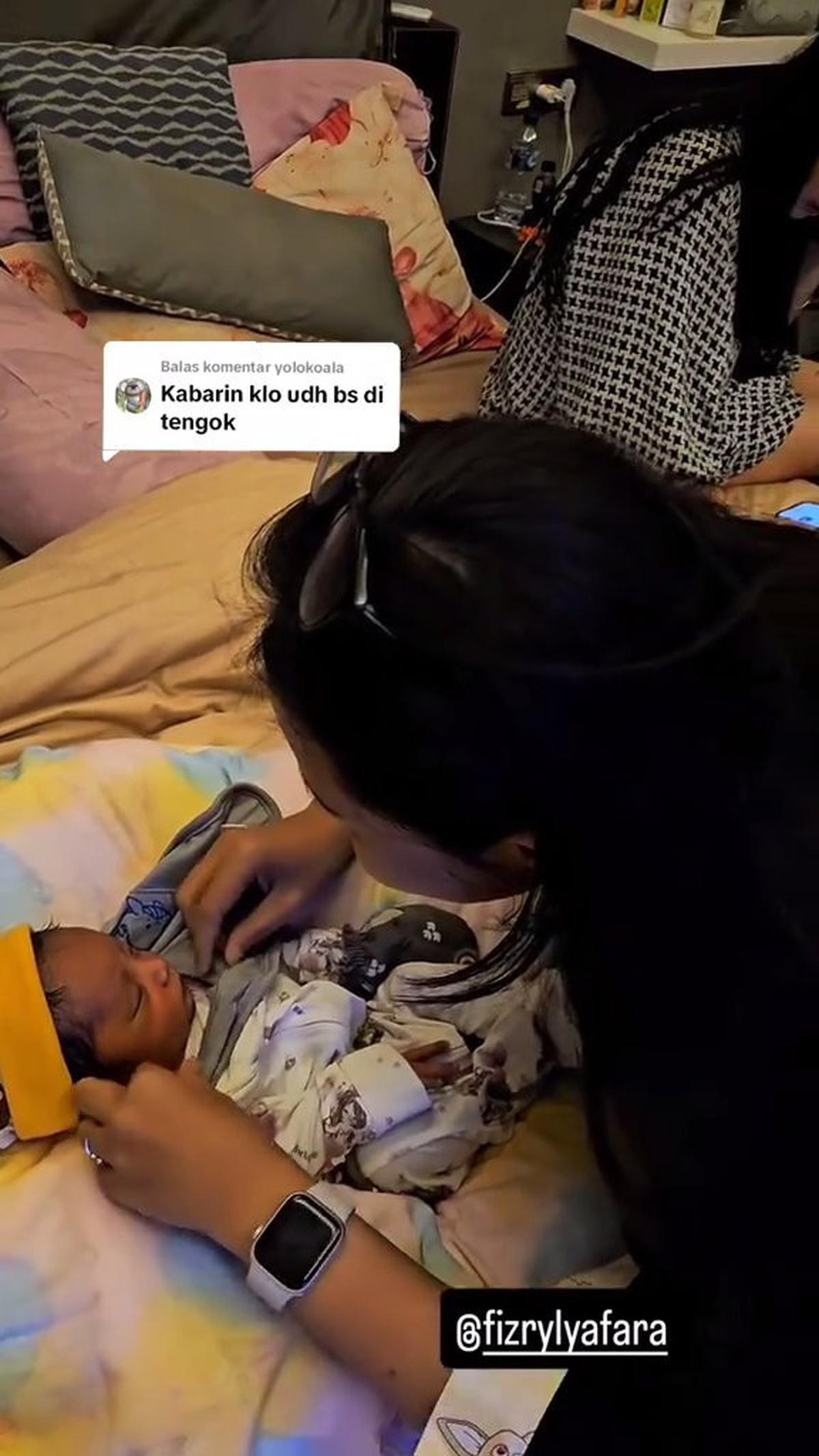 Kini Punya Bayi, 7 Potret Jennifer Jill dan Ajun Perwira yang Tengah Bahagia - Begadang saat Anak Terbangun