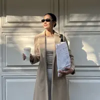 Tak selalu tampil dengan crown, Suchata Chuangsri juga tampak memikat dengan outfit casual. [foto: Suchata Chuangsri]