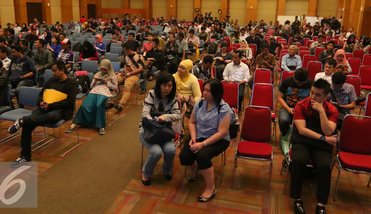 Sejumlah orang menunggu untuk mengikuti program tax amnesty di kantor pusat Direktorat Jenderal Pajak, Jakarta, Jumat (30/9). Hari terakhir ‎program tax amnesty banyak masyarakat memadati kantor pajak. (Liputan6.com/Angga Yuniar)