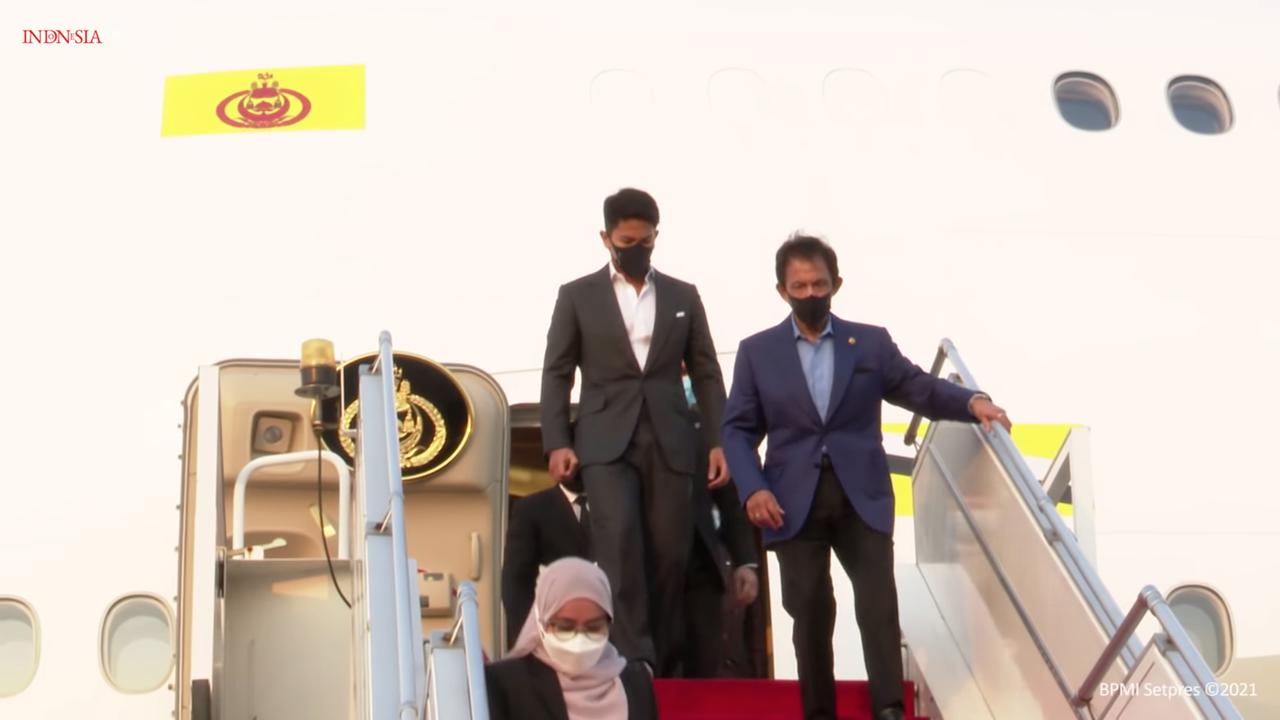 Sultan Brunei Hassanal Bolkiah dan didampingi putranya, Abdul Mateen tiba di Jakarta pada Jumat (23/4) untuk menghadiri ASEAN Leaders' Meeting yang digelar di kantor Sekjen ASEAN pada Sabtu (24/4).