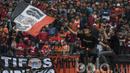 Suporter Persija Jakarta, The Jakmania, menyaksikan laga uji coba melawan Cilegon United. Para penggemar klub ibukota ini diterima dengan ramah oleh Volcano Mania, julukan penggemar Cilegon United. (Bola.com/Vitalis Yogi Trisna)