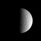 Half moon atau Bulan sabit setengah. (NASA)