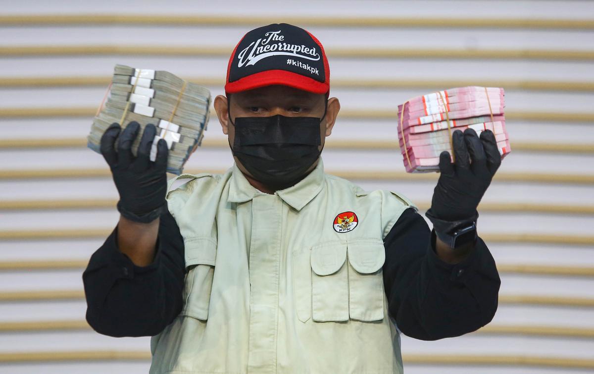 KPK Resmi Menahan Bupati Lombok Barat