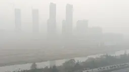 Gedung-gedung tertutup kabut asap yang melanda Beijing, China, Senin (30/11). Pemerintah setempat mengumumkan keadaan siaga dan menyarankan warga Beijing untuk tetap berada dalam rumah karena kandungan polusi udara yang berbahaya. (CHINA OUT AFP PHOTO)