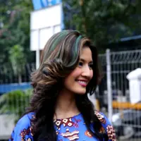 Gaya rambut ombre kini menjadi trend di kalangan wanita, Asty Ananta tak mau ketinggalan, ia memilih warna gold dan hijau agar rambutnya tampak lebih menarik.