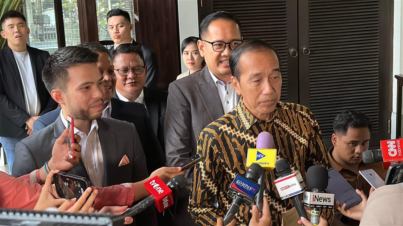 Presiden ke-7 RI Joko Widodo alias Jokowi bersama anggota tim kuasa hukum di Menteng, Jakarta Pusat, Selasa (22/4/2025). (Liputan6.com/Nanda Perdana Putra)