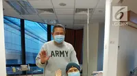Presiden ke-6 RI Susilo Bambang Yudhoyono atau SBY foto bersama sang istri Ani Yudhoyono saat pengobatan di National University Hospital, Singapura. Ani Yudhoyono mengalami sakit kanker darah kurang lebih selama empat bulan. (Liputan6.com/HO)