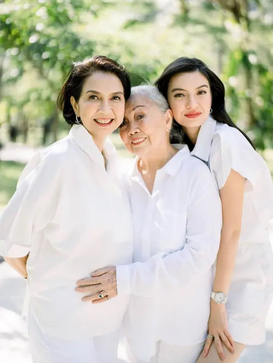 Berikut foto dari 3 generasi yaitu nenek, ibu, dan Raline Shah. Mereka terlihat sangat menawan. [@ralineshah]