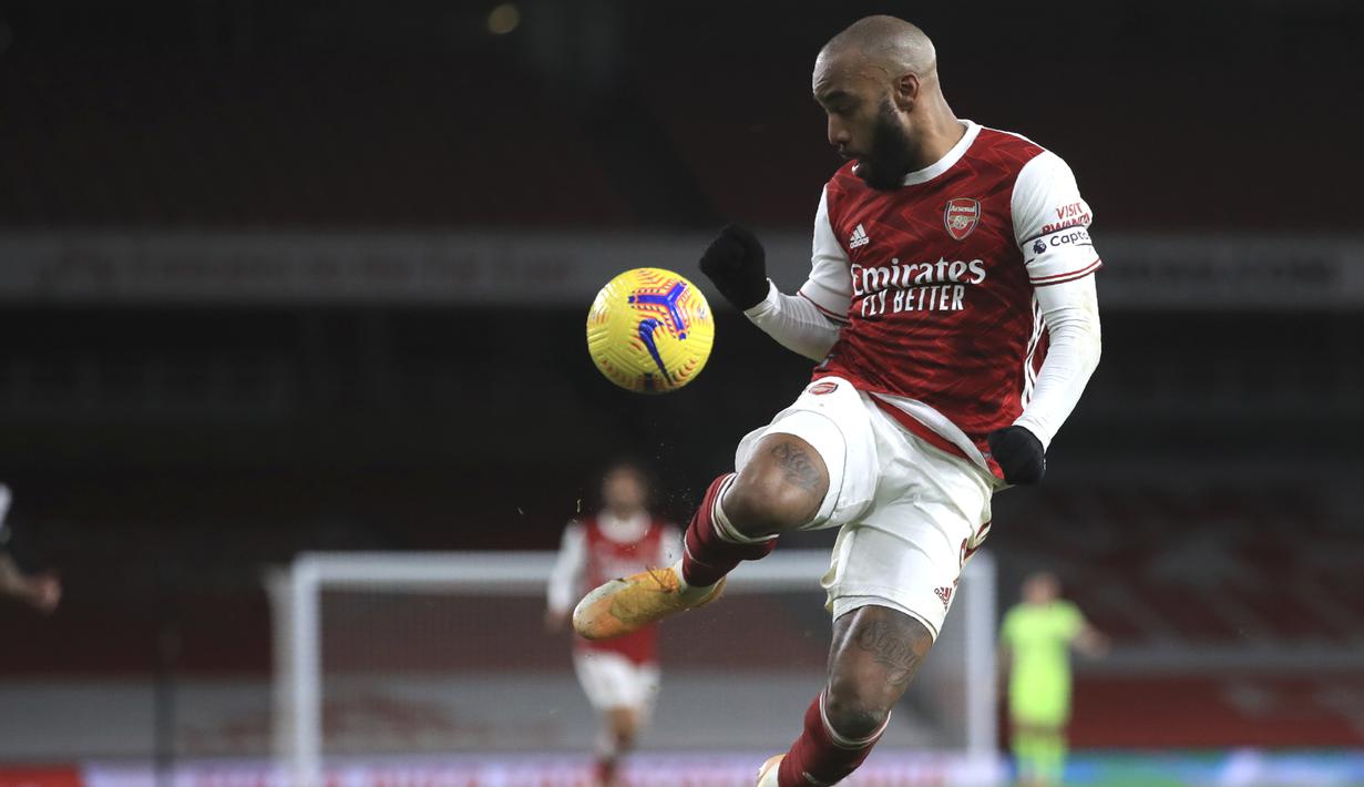 Penyerang Arsenal, Alexandre Lacazette berusaha mengontrol bola saat bertanding melawan Newcastle United pada pertandingan Liga Inggris di Stadion Emirates di London, Selasa (19/1/2021). Kemenangan ini membuat Arsenal naik ke peringkat ke-10 klasemen. (Adam Davy/Pool via AP)