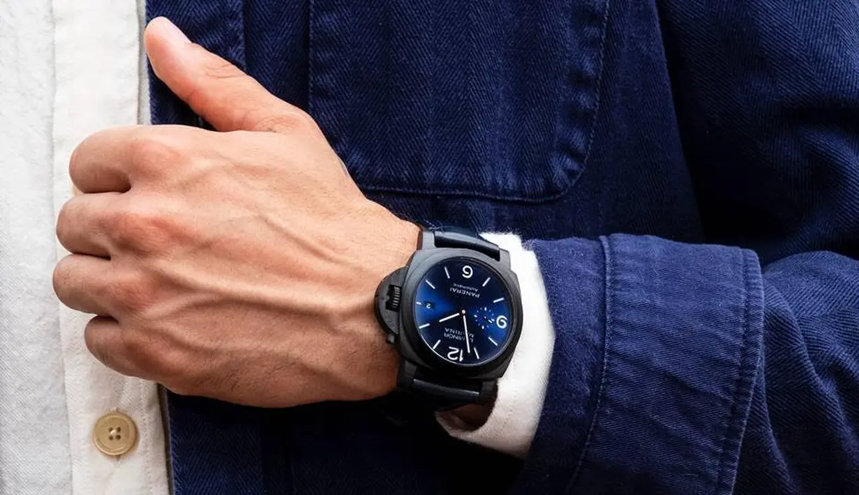 Panerai Luminor Marina Carbotech Blu Notte terbuat dari lapisan serat karbon dan polimer mutakhir menghasilkan dial biru berkilau di mana cahaya tampak bermain di permukaannya. Jam tangan ini memiliki diameter 44mm dan fungsi tanggal. (dok/Panerai).