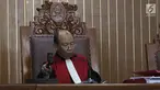 Hakim tunggal Riyadi Sunindyo saat membuka sidang praperadilan Gubernur Aceh nonaktif Irwandi Yusuf di PN Jakarta Selatan, Rabu (24/10). Riyadi menolak permohonan praperadilan Irwandi Yusuf. (Liputan6.com/Herman Zakharia)