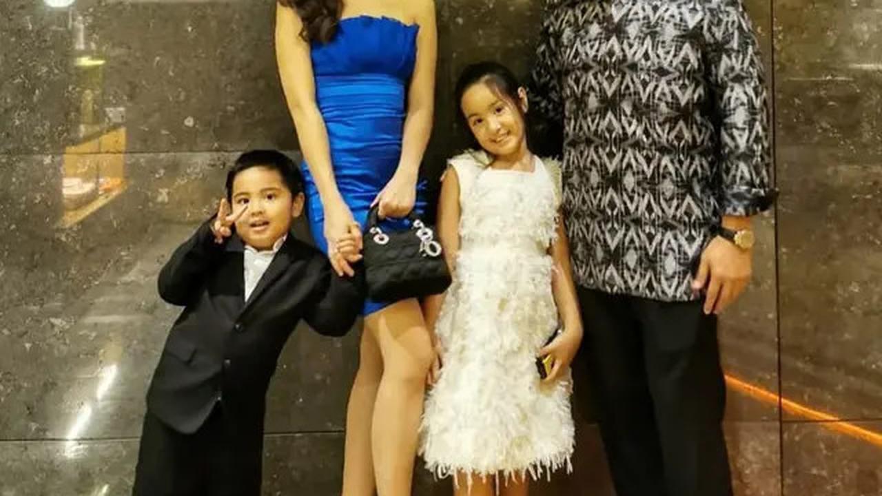 Outfit Kondangan Nia Ramadhani dengan Bahu Terbuka, Anggun Maksimal