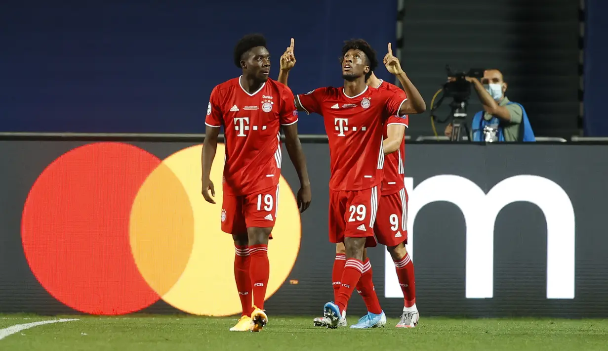 Gelandang Bayern Munchen, Kingsley Coman melakukan selebrasi setelah mencetak gol ke gawang PSG pada pertandingan final Liga Champions di stadion Luz di Lisbon (23/8/2020). Munchen menang tipis atas PSG 1-0. (AFP/Pool/Matthew Childs)