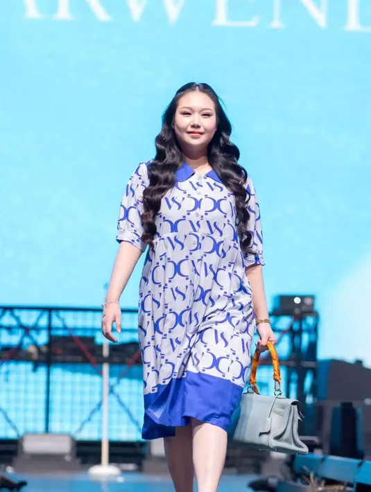 Sisca Kohl pun hadir mengenakan daster model midi warna dasar putih dengan motif biru dan kerah. Ia membawa handbag abu-abu senada dengan flat shoes abu-abu. [@sarwendah29]