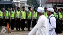 Sejumlah Polwan Cantik berjaga di depan Balai Kota, Jakarta, Jumat (4/11).  Polwan cantik yang berjaga saat demo ini laris dan memukau para pendemo untuk berfoto bersama. (Liputan6.com/Johan Tallo)