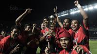 Para pemain Persebaya melakukan selebrasi juara usai mengalahkan PSMS pada laga final Liga 2 di Stadion GBLA, Bandung, Selasa (28/11/2017). PSMS kalah 2-3 dari Persebaya. (Bola.com/Vitalis Yogi Trisna)