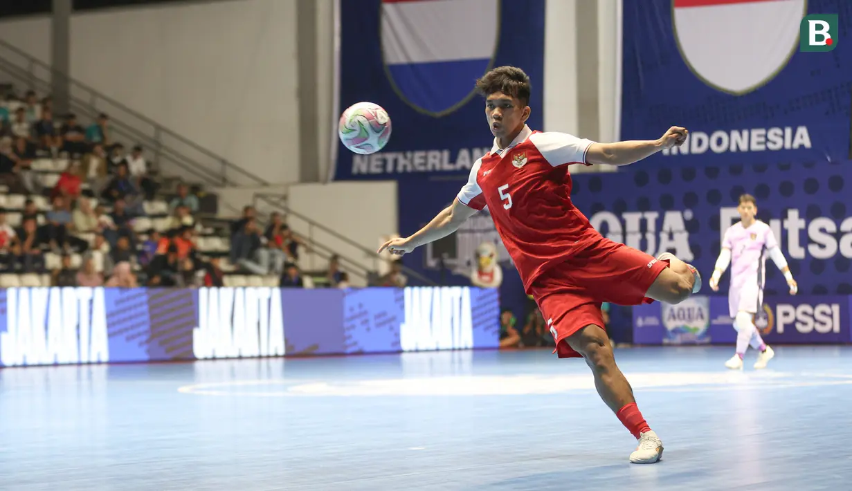 Pemain Timnas Futsal Indonesia, Israr Megantara mencoba melakukan tendangan ke arah gawang Belanda pada laga lanjutan Four Nations Cup 2025 yang bergulir di Hall Basket Senayan, Jakarta, pada Sabtu (20/9/2025).