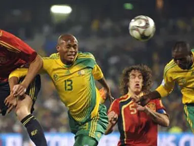 Gelandang Spanyol Albert Riera menyundul bola dan dikawal gelandang Afsel, Kagisho Dikgacoi, dalam laga lanjutan Piala Konfederasi antara Spanyol vs Afsel pada 20 Juni 2009 di Free State Stadium, Bloemfontein. AFP PHOTO/PIERRE-PHILIPPE MARCOU