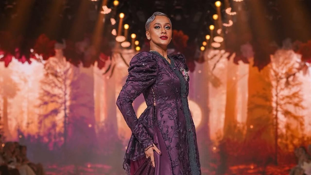 Potret Cantik Kimmy Jayanti Kembali Melenggang di Panggung Fashion Show