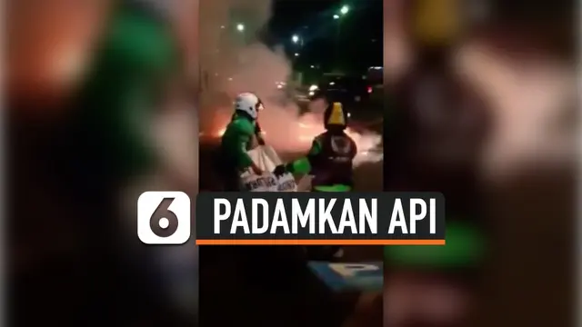 VIDEO: Tuai Pujian, Driver Ojol Bantu Padamkan Api Demonstrasi