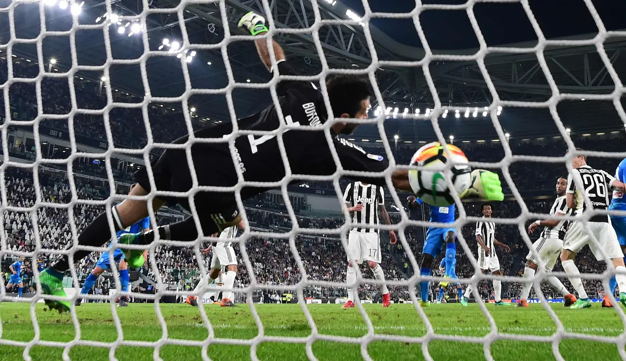 Kiper Juventus, Gianluigi Buffon gagal menghalau bola sundulan bek Napoli, Kalidou Koulibaly saat bertanding pada lanjutan Liga Serie A Italia di Stadion Allianz di Turin (22/4). Juventus takluk atas Napoli 1-0. (AFP Photo/Marco Bertorello)