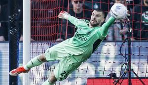 Aksi penjaga gawang Timnas Indonesia, Maarten Paes sat memperkuat Ajax Amsterdam bertandang ke markas Feyenoord Rotterdam dalam lanjutan Eredivisie 2025/2026, Minggu (22/3/2026) malam WIB. (Instagram Maarten Paes)