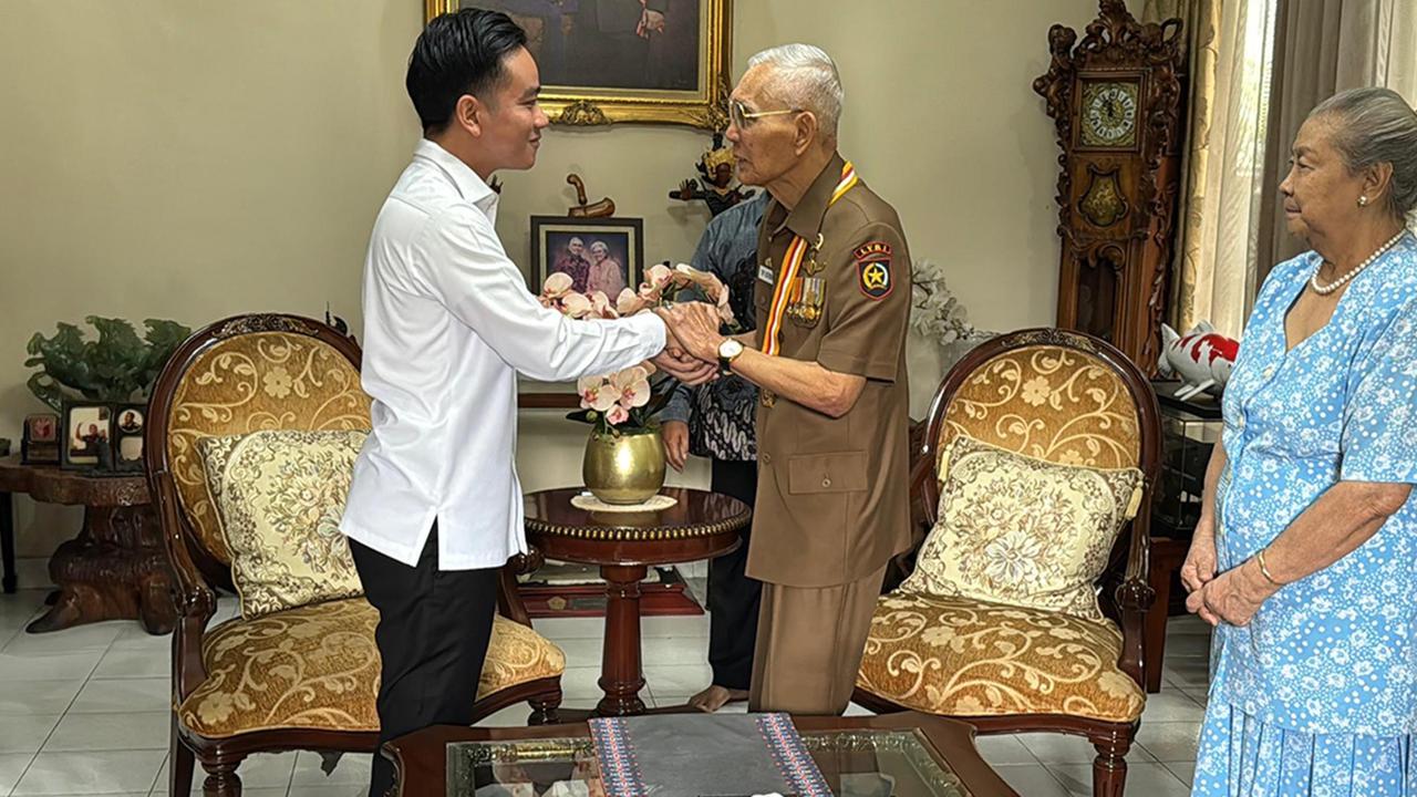 Wapres Gibran Sambangi Kediaman Try Sutrisno, Antar Langsung Undangan HUT ke-80 RI