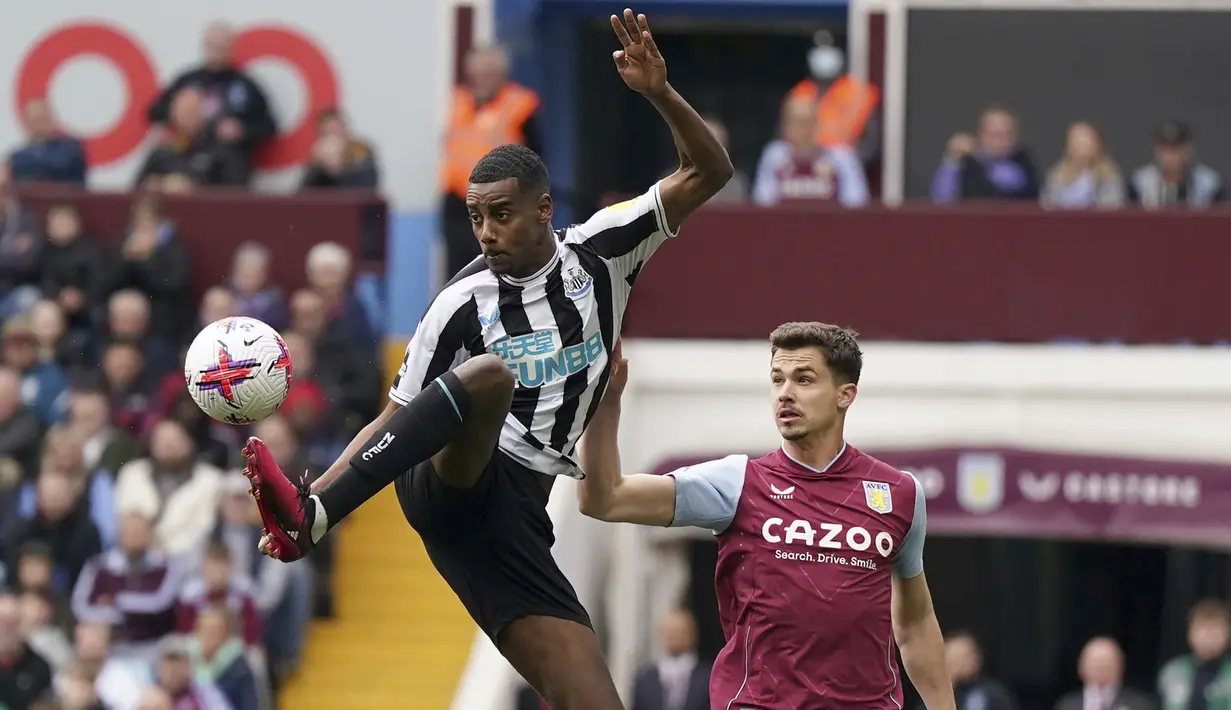Striker Newcastle United, Alexander Isak (kiri) mengontrol bola di depan gelandang Aston Villa, Leander Dendoncker pada laga lanjutan Liga Inggris 2022/2023 di Villa Park, Birmingham (15/4/2023). (PA via AP/Jacob King)