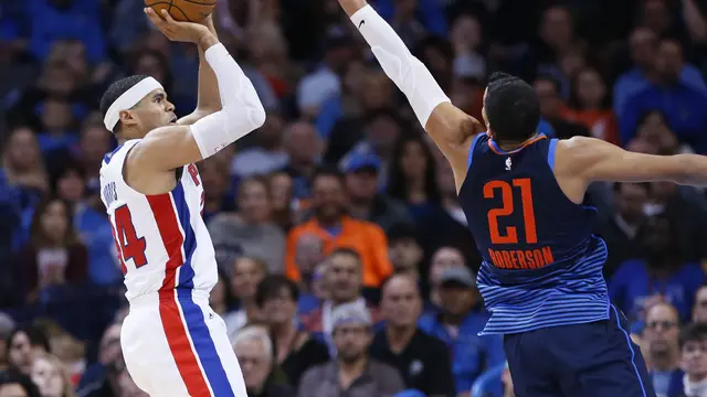 Tobias Harris melepaskan tembakan saat Pistons menghadapi Thunder