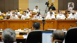 Menteri Sosial Tri Rismaharini (tengah) mengikuti rapat kerja dengan Komisi VIII DPR di Kompleks Parlemen, Senayan, Jakarta, Rabu (8/2/2023). Rapat membahas tentang pengawasan program bantuan sosial tahun 2022. (Liputan6.com/Faizal Fanani)