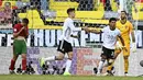 Gol bunuh diri ke-5 juga terjadi di laga Grup F saat Portugal menghadapi Jerman (19/6/2021). Bek Portugal asal Borussia Dortmund, Raphael Guerreiro melakukan gol bunuh diri pada menit ke-39 yang membuat Jerman unggul 2-1. Hasil akhir, Portugal kalah 2-4. (Foto: AP/Pool/Philipp Guelland)