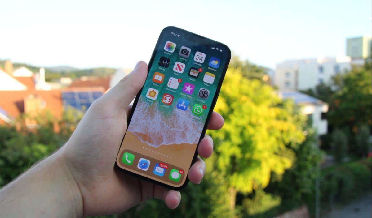 Seorang pakar teknologi dari Flash Advisory &amp; Research bernama Michael Gartenberg memberikan nasihat agar konsumen tak perlu FOMO dengan iPhone 15. Pasalnya, dengan membeli iPhone 13 saja sudah cukup.