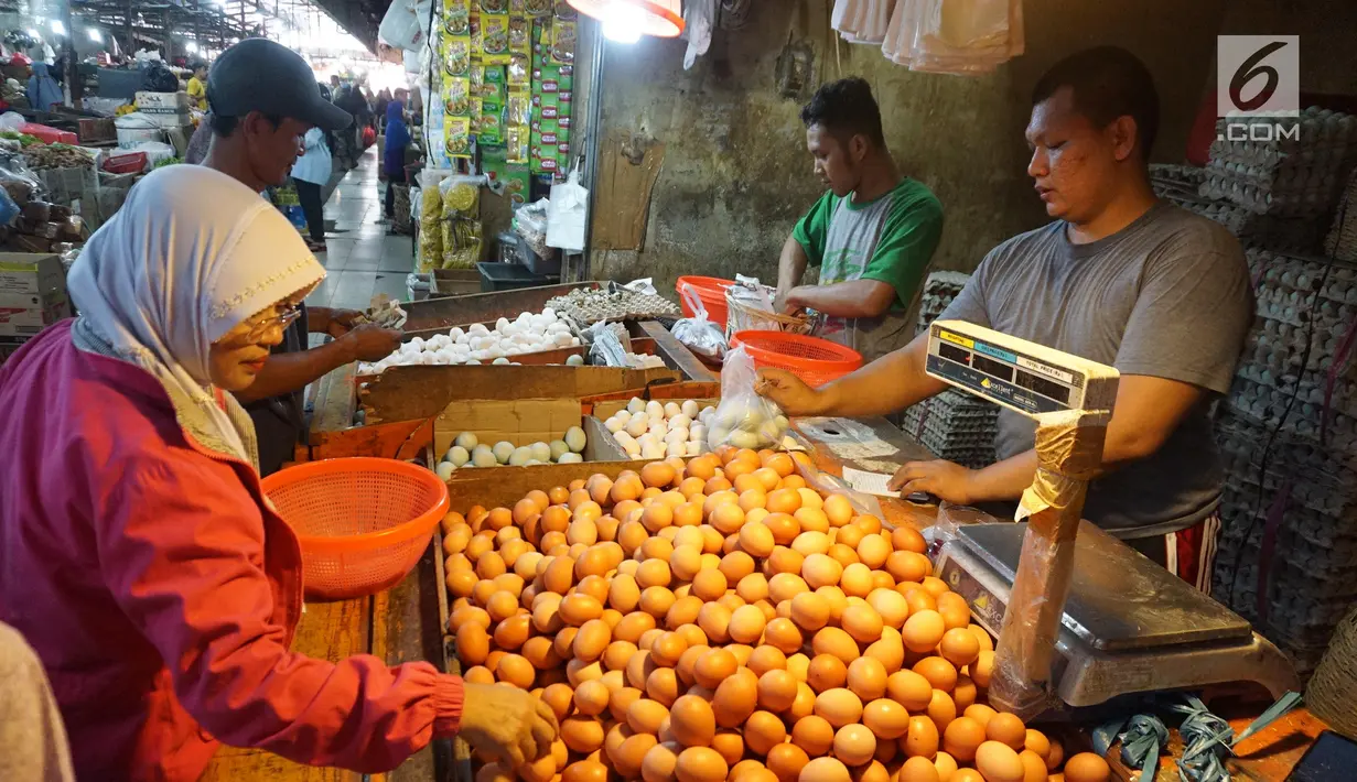 Pembeli memilih telur di Pasar Kebayoran, Jakarta, Selasa (1/10/2019). Badan Pusat Statistik (BPS) mencatat Indeks Harga Konsumen pada September 2019 mengalami deflasi sebesar 0,27 persen. Posisi ini lebih rendah dari deflasi Agustus 2019 sebesar 0,68%. (Liputan6.com/Angga Yuniar)