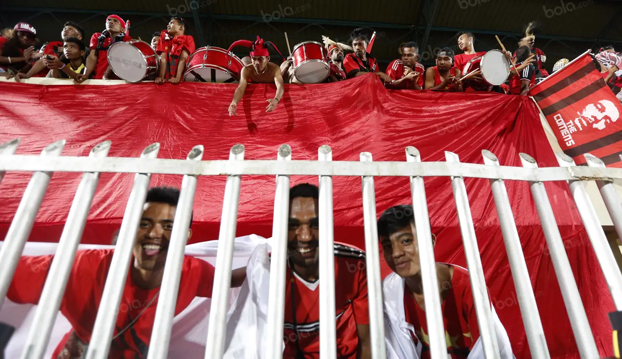 Persipuramania memeriahkan laga pembuka Torabika Soccer Championship 2016 di Stadion Mandala, Jayapura, Papua, Jumat (29/4/2016). (Bola.com/Nicklas Hanoatubun)