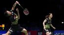 Ganda campuran Jepang, Kyohei Yamashita/Naru Shinoya saat bertanding melawan pasangan Indonesia,  Rehan Naufal Kusharjanto/Lisa Ayu Kusumawati di perempat final All England 2023 yang berlangsung di Birmingham Arena, Jumat (17/3/2023) sore WIB. (AP/PA/Zac Goodwin)