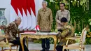 Presiden Indonesia Joko Widodo (kedua kanan) dan Perdana Menteri Singapura Lee Hsien Loong (kedua kiri) menyaksikan penandatanganan kerja sama pertahanan yang ditandatangani oleh Menteri Pertahanan Indonesia, yang juga merupakan Presiden terpilih 2024-2029, Prabowo Subianto (kiri) dan Menteri Pertahanan Singapura Ng Eng Hen (kanan) di Istana Kepresidenan Bogor, Jawa Barat, 29 April 2024. (BAY ISMOYO/AFP)