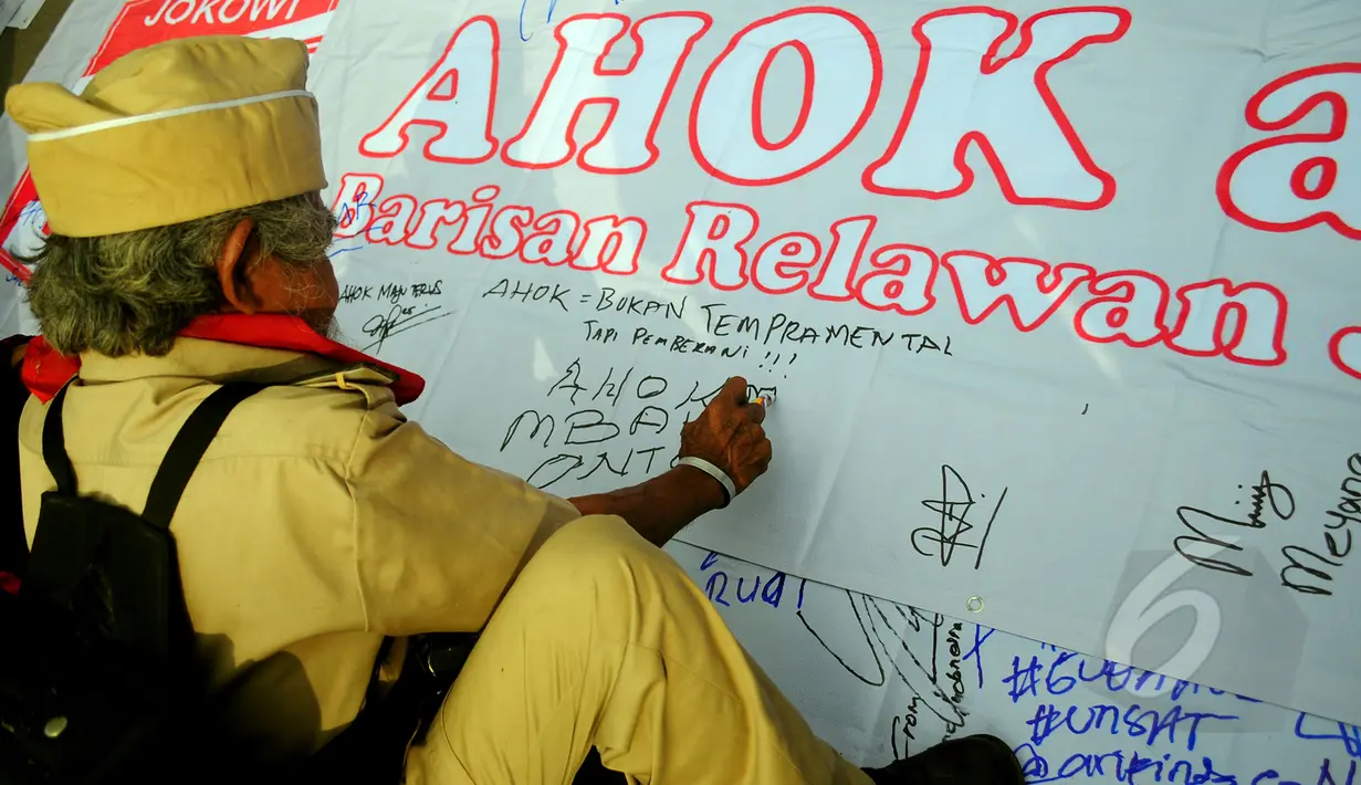 Posko Relawan Pendukung Ahok ramaikan suasana Car Free Day di Bundaran HI, Jakarta, Minggu (15/3/2015). Aksi pengumpulan tanda tangan sebagai bentuk dukungan kepada Gubernur DKI Jakarta memberantas korupsi di DPRD Jakarta. (Liputan6.com/Yoppy Renato)