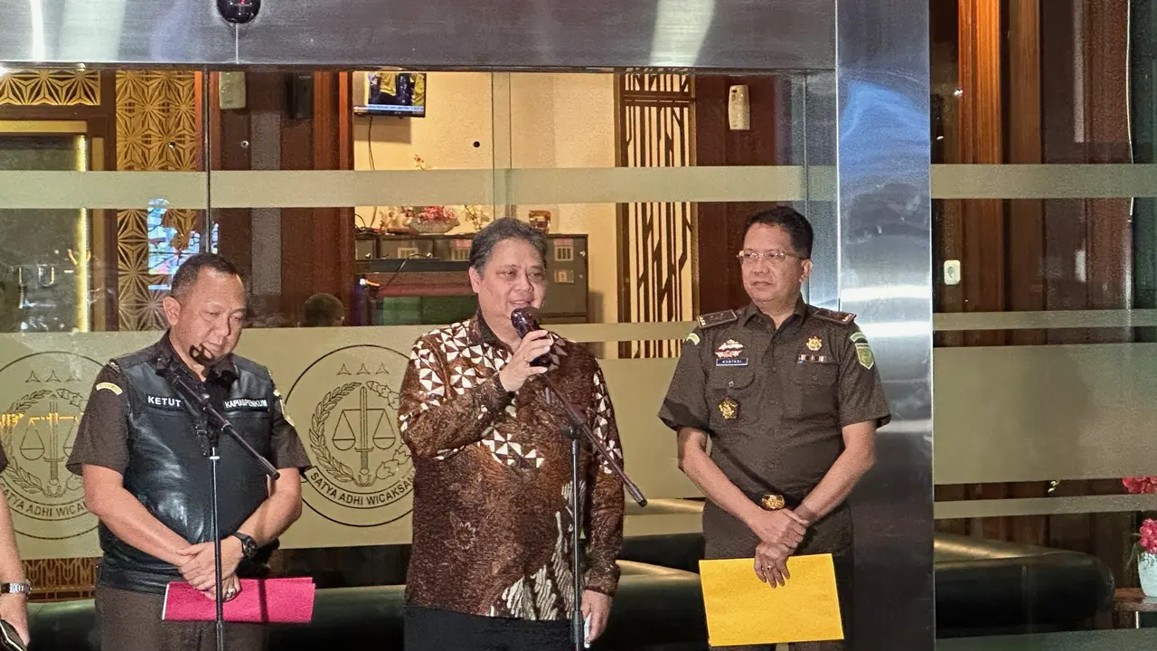 Menteri Koordinator (Menko) Perekonomian Airlangga Hartarto usai menjalani pemeriksaan sebagai saksi dalam kasus mafia minyak goreng di Kejaksaan Agung (Kejagung), Jakarta Selatan, Senin (24/7/2023). (Nanda Perdana Putra/Liputan6.com)