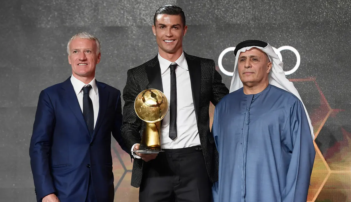 Striker Juventus, Cristiano Ronaldo foto bersama dengan pelatih Prancis Didier Deschamps dan wakil ketua Dewan Olahraga Dubai Mattar Al Tayer selama Dubai Globe Soccer Awards ke-10 di Dubai (3/1). (AFP Photo/Fabio Ferrari)